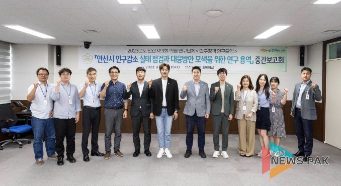 이날 보고회 중 한 장면이고, 사진2는 보고회 후 기념촬영에 임하고 있는 참석자들의 모습