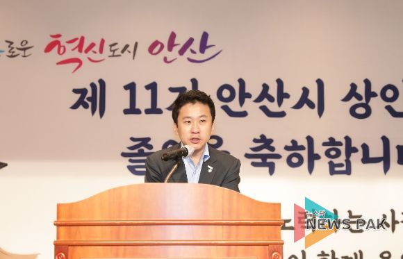 안산시의회 송바우나 의장이 31일 안산평생학습관 대강당에서 열린 ‘제11기 소상공인 상인대학 졸업식’에서 축사를 하고 있는 모습.