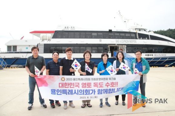 의회운영위원회 의원들이 기념 촬영을 하고 있다. 왼쪽부터 김진석, 이창식, 안치용, 남홍숙, 이윤미, 신나연, 김영식 의원