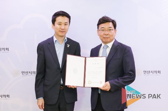 안산시의회가 1일 의장실에서 법률고문 위촉식을 열었다. 사진 왼쪽이 송바우나 의장, 오른쪽은 법률고문으로 재위촉된 박재호 변호사.