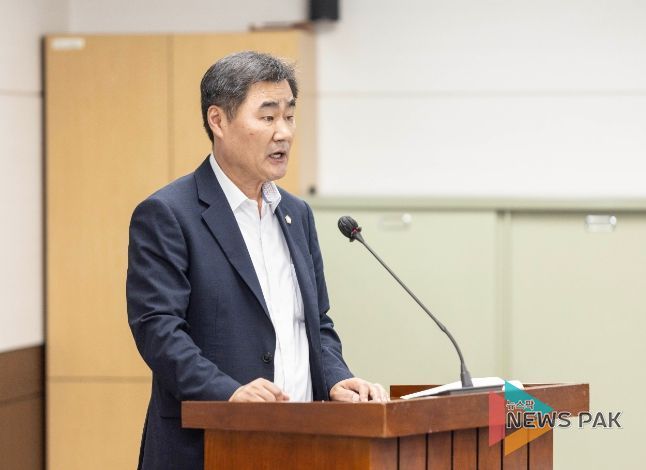 유재수 의원이 지난 8월 29일 제284회 임시회 의회운영위원회에서 ‘안산시의회 직장 내 괴롭힘 예방 및 금지에 관한 조례안’에 대해 제안 설명을 하고 있는 모습.