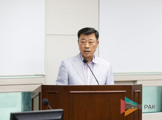 김재국 의원이 8월 29일 제284회 임시회 기획행정위원회에서 ‘안산시 예비군 훈련장 차량운행 지원에 관한 조례안’에 대해 제안산시 예비군 훈련장 차량운행 지원에 관한 조례안’에 대해 설명하고 있는 모습