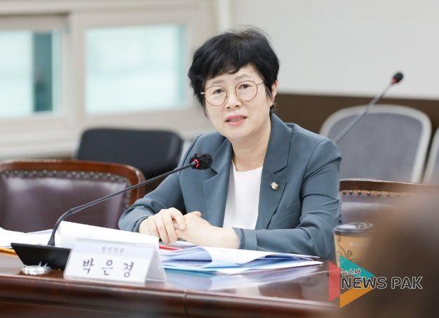 박은경 의원이 8월 29일 제284회 임시회 기획행정위원회에서 ‘안산시 출자·출연기관 출연금 정산 조례안’에 대해 설명하고 있는 모습