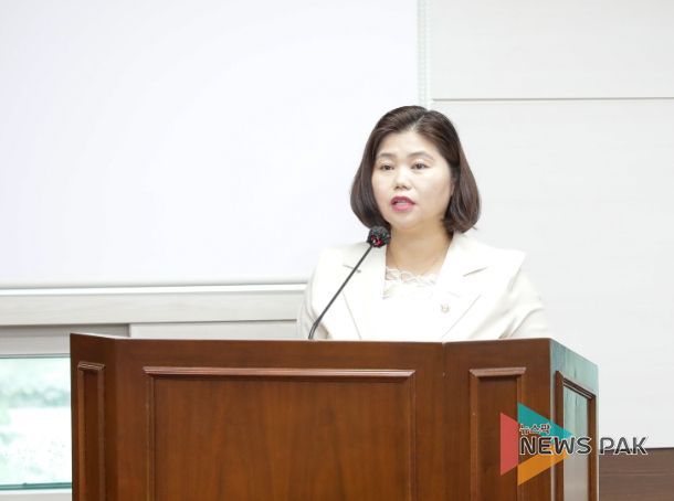 박은정 의원이 8월 29일 제284회 임시회 기획행정위원회에서 ‘안산시 직장 내 괴롭힘 예방 및 금지에 관한 조례안’에 대해 설명하고 있는 모습