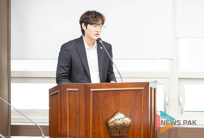 선현우 의원이 지난 8월 30일 제284회 임시회 도시환경위원회에서 ‘안산시 교통안전 증진을 위한 지원 조례 전부개정조례안’에 대해 설명하고 있는 모습