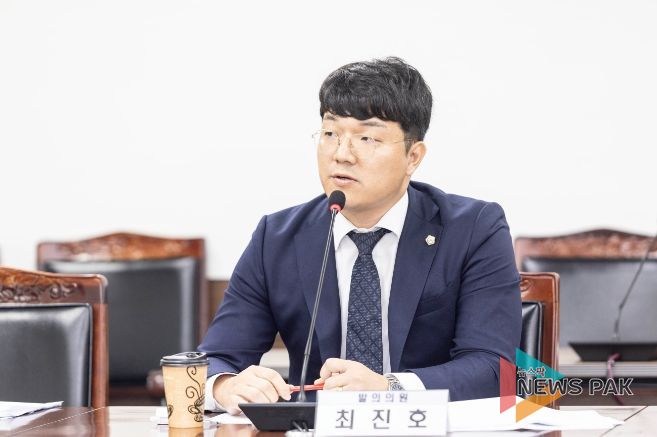 최진호 의원이 지난 8월 29일 제284회 임시회 문화복지위원회에서 ‘안산시 방사능 등 오염으로부터 안전한 수산물 관리 조례안’에 대해 설명하고 있는 모습.