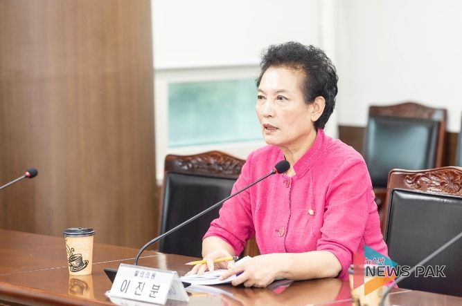 사진은 이진분 의원이 지난 8월 29일 제284회 임시회 문화복지위원회에서 ‘안산시 장애인 대상 범죄예방 및 피해자 지원 조례안’에 대해 설명하고 있는 모습.