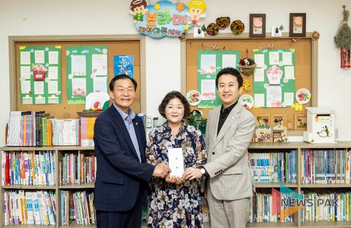 19일 송바우나 의장과 박태순 의원이 보라매 지역아동센터를 방문한 모습