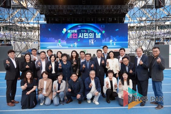 용인특례시의회 의원들이 제28회 용인시민의 날 행사에서 기념촬영을 하고 있다.