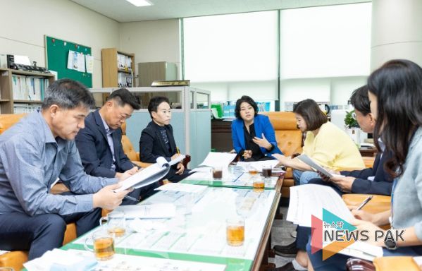 안산시의회 의원연구단체 ‘안산시 조례 정비 연구모임’소속 의원들이 25일 기획행정위원장실에서 시 관계자들과 간담회를 가졌다.