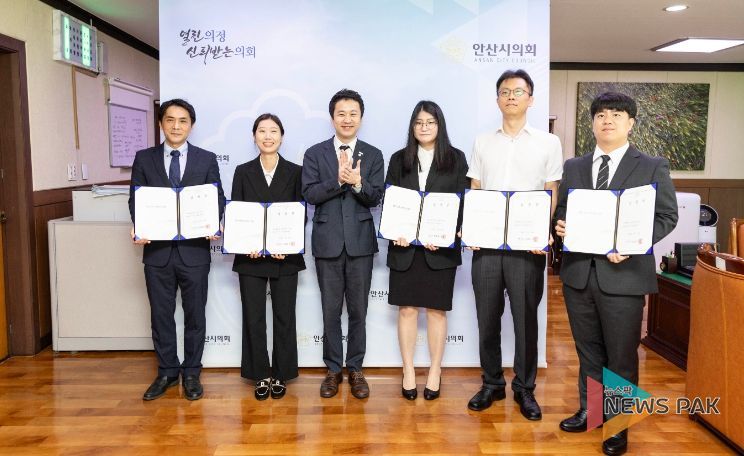 지난 18일 의장실에서 열린 신규공무원 임용식