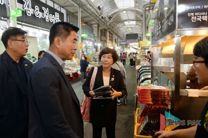 오산시의회, 전통시장에서 추석맞이 장보기