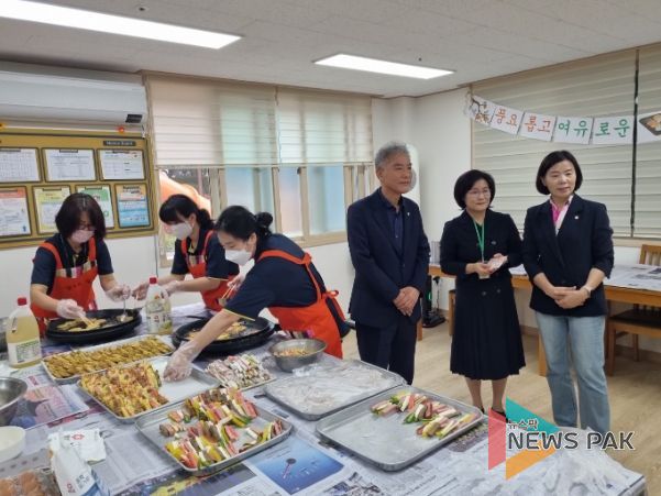 9월 27일 군포시의회를 대표해 이길호 의장과 신경원 부의장이 지역 사회복지시설 9개소를 찾아 격려 및 위문 활동을 펼쳤다.