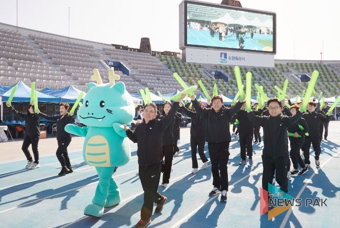 용인특례시의회 의원들이 '2023 경기도 시‧군의회의원 한마음체육대회'에 입장하고 있다.