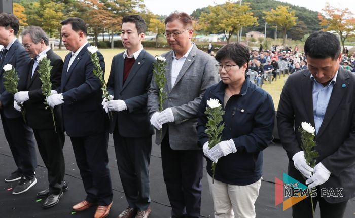 선감학원 사건 희생자들의 넋을 기리기 위해 헌화하고 있는 의원들의 모습