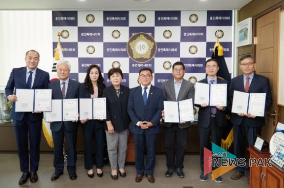 왼쪽부터 김태형 단국대학교 교수, 남효응 전 국회 입법 지원 위원, 이영림 용인YMCA 실장, 김상수 윤리특별위원장, 윤원균 의장, 정연욱 세무사, 조준현 변호사, 이정재 용인예술과학대학교 교수