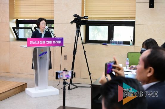 17일 안산시청 제1회의실에서 정례브리핑 실시 이혜숙 청년정책관