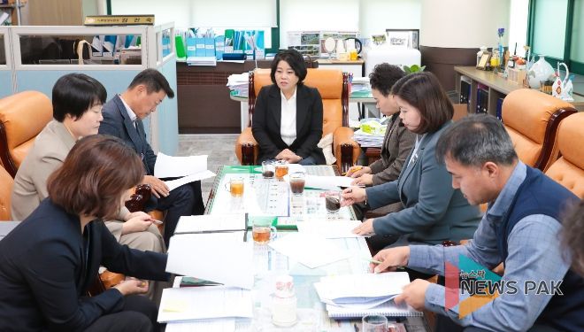 안산시의회 의원연구단체 ‘안산시 조례 정비 연구모임’이 18일 기획행정위원장실에서 제4차 간담회를 가졌다. 사진은 이날 간담회 중 한 장면.