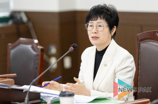 박은경 의원이 지난 10월 16일 제285회 임시회 의회운영위원회에서 발언하고 있는 모습.