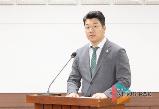 최진호 의원이 지난 10월 16일 제285회 임시회 의회운영위원회에서 ‘안산시의회의원 윤리강령 및 윤리실천규범등에 관한 조례 일부개정조례안’에 대해 제안 설명을 하고 있는 모습.