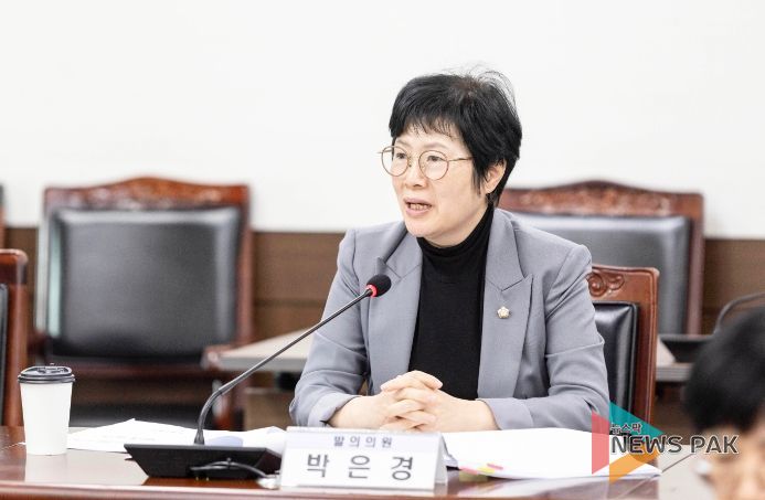 박은경 의원이 지난 10월 18일 제285회 임시회 문화복지위원회에서 ‘안산시 저소득주민의 생활안정 지원에 관한 조례 일부개정조례안’에 대해 설명하고 있다.