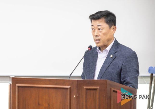 김재국 의원이 지난 10월 18일 제285회 임시회 문화복지위원회에서 ‘안산시 장기등 기증등록 장려에 관한 조례 전부개정조례안’에 대해 제안설명을 하고 있다.