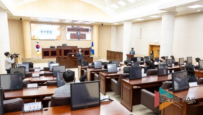 송바우나 의장이 인사말을 하고 있는 모습이