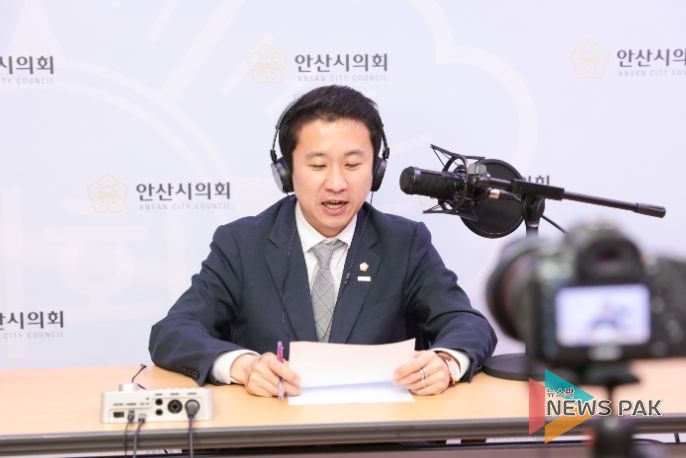 안산시의회가 오는 10일부터 사내 방송 ‘안산시의회 FM’을 송출한다. 사진은 첫 회 방송 DJ를 맡은 송바우나 의장이 녹음에 임하고 있는 모습.