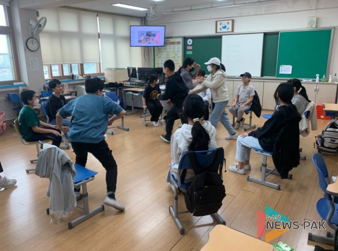 안산시, 원곡초서 상호문화도시 환경교육‘이상한 나라의 세계’공연