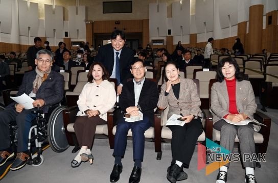 좌로부터 이용운 의원, 김경희 의장, 전성균 의원, 이해남 교육복지위원장, 김미영 교육복지부위원장, 명미정 의원