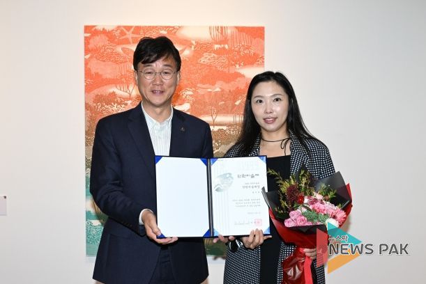 제24회 단원미술대상 최지현 작가 (좌 이민근 안산시장)