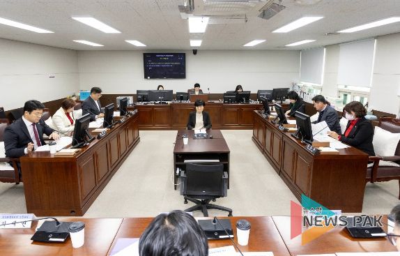 안산시의회가 15일 ‘제285회 임시회 폐회중 의회운영위원회’를 개최해 제286회 제2차 정례회 의사일정을 결정했다. 사진은 이날 제2상임위원실에서 열린 폐회중 의회운영위원회의 한 장면.