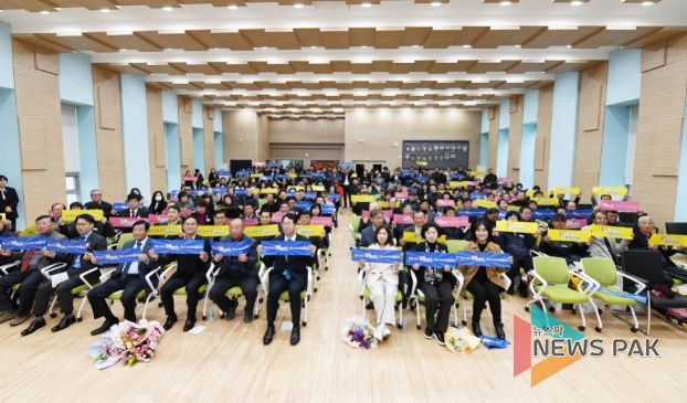 백만 화성 피켓을 든 행사 참석자 단체 사진