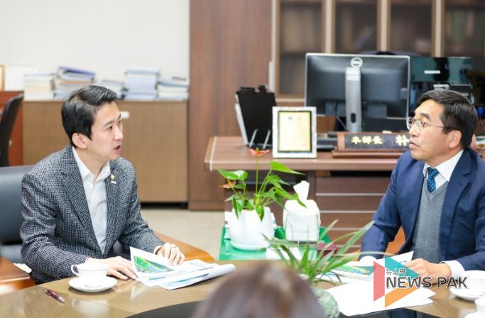 안산시의회 송바우나 의장이 16일 한국산업단지공단 경기지역본부를 방문해 본부 및 시 관계자들과 간담회를 가졌다. 사진 왼쪽이 안산시의회 송바우나 의장이고 오른쪽은 한국산업단지공단 박진만 경기지역본부장 본부장의 모습.