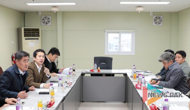 안산시의회 송바우나 의장과 유재수 도시환경위원장 최진호 의원이 17일 단원구 성곡동 반달섬 일대에서 현장 간담회를 개최했다. 사진은 이날 간담회 중 한 장면.