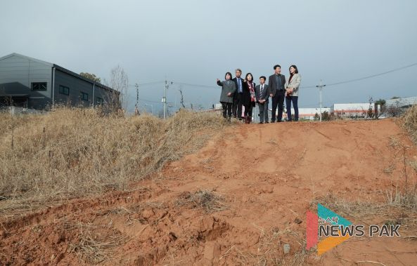 경제환경위원회 의원들이 불법폐기물 매립현장 보는 모습