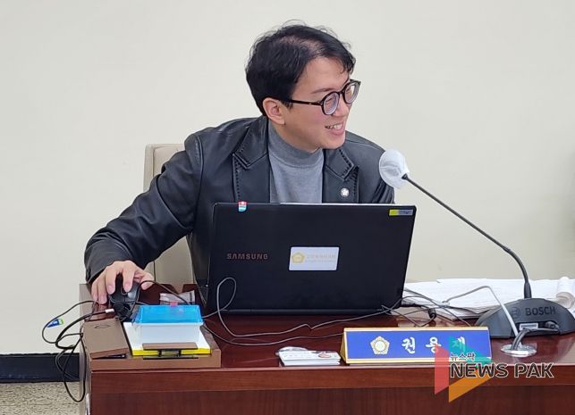 권용재 시의원이 고양시의회 건설교통위원회에서 질의하고 있다