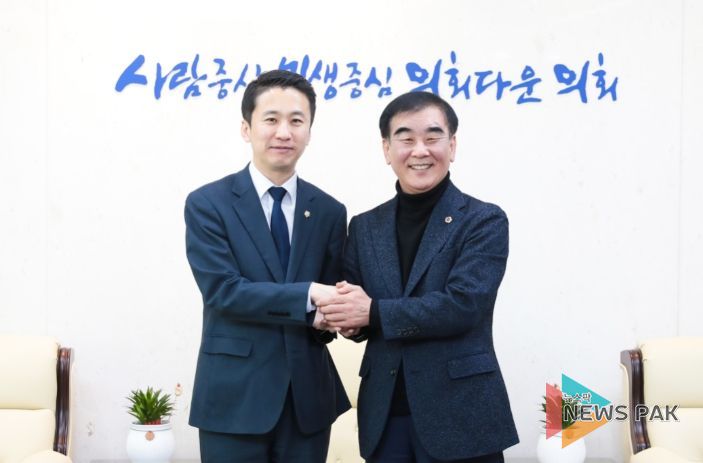 안산시의회 송바우나 의장이 5일 경기도의회 염종현 의장을 예방했다. 사진1은 이날 도의회 접견실에서 기념촬영에 임하고 있는 송바우나 의장(사진 왼쪽)과 염종현 도의장의 모습