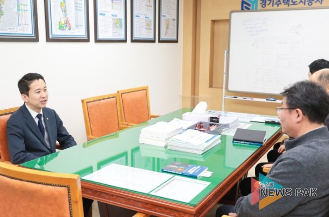 안산시의회 송바우나 의장(사진 맨 왼쪽)이 지난 5일 GH를 방문해 GH 임원진들과 면담을 가졌다.