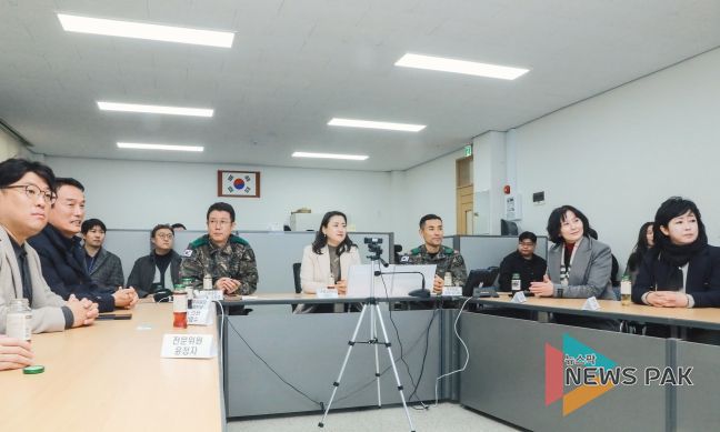 화성시의회 기획 행정위원회 의원들이 예비군 훈련장 관계자의 설명을 듣는 모습
