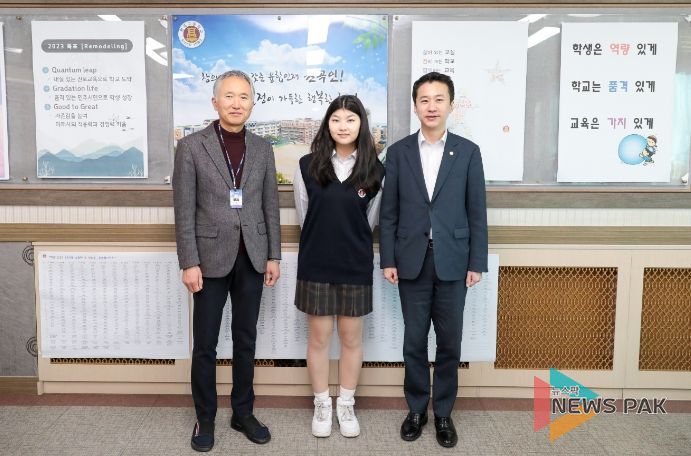 안산시의회 송바우나 의장이 7일 원곡고등학교를 방문해 최근 이중언어말하기대회에서 교육부장관상을 수상한 천미래 학생을 격려했다. 사진 오른쪽부터 송바우나 의장, 천미래 학생, 우찬인 교장의 모습.