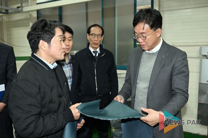 이민근 안산시장, 합성피혁 전문기업 디케이앤디 방문...애로사항 청취