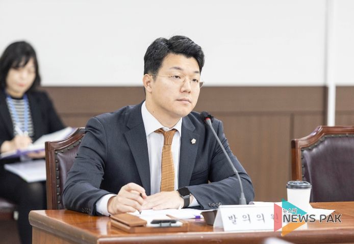 최진호 의원이 지난 11월 23일 열린 제286회 제2차 정례회의회운영위원회에서 자신이 대표 발의한 ‘안산시의회 지방공무원 복무 조례 일부개정조례안’과 관련해 동료 의원의 질의를 듣고 있다.