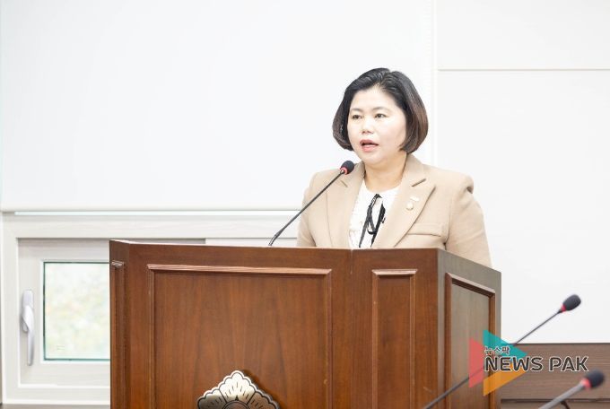 박은정 의원이 지난 11월 22일 열린 제286회 제2차 정례회기획행정위원회에서 자신이 대표 발의한‘안산시 소속위원회의 설치 및 운영에 관한 조례 일부개정조례안’에 대해 제안설명을 하고 있다.