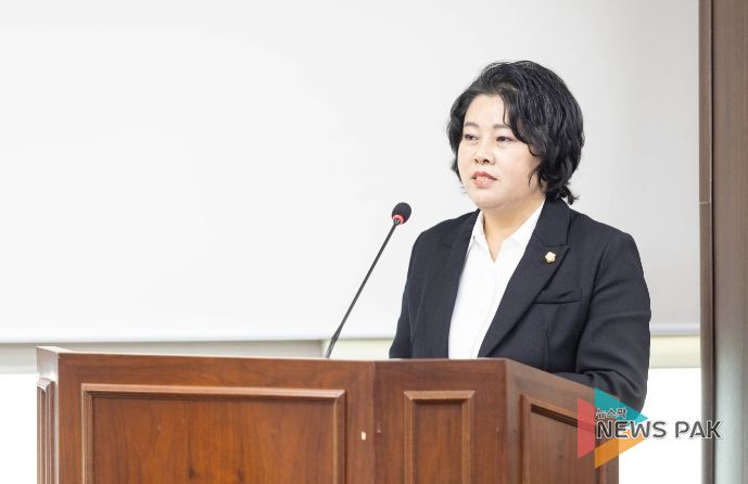 김진숙 의원이 지난 11월 23일 열린 제286회 제2차 정례회문화복지위원회에서 자신이 대표 발의한 ‘안산시 긴급복지지원에 관한 조례 일부개정조례안’에 대해 제안설명을 하고 있다.