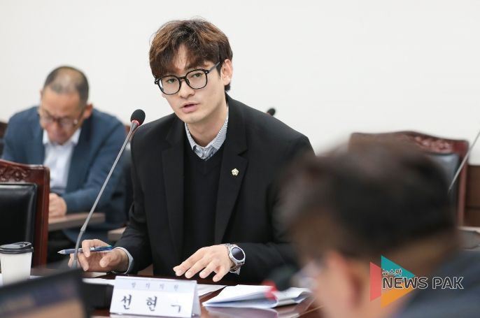 선현우 의원이 지난 11월 23일 열린 제286회 제2차 정례회 도시환경원위원회에서 자신이 대표 발의한 ‘안산시 어르신 무상교통 지원 조례 일부개정조례안’’과 관련해 동료 의원의 질의에 답변하고 있다.