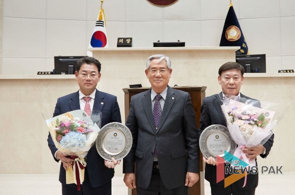 왼쪽부터 이진규 의원, 김장호 용인특례시의정회 회장, 황재욱 의원