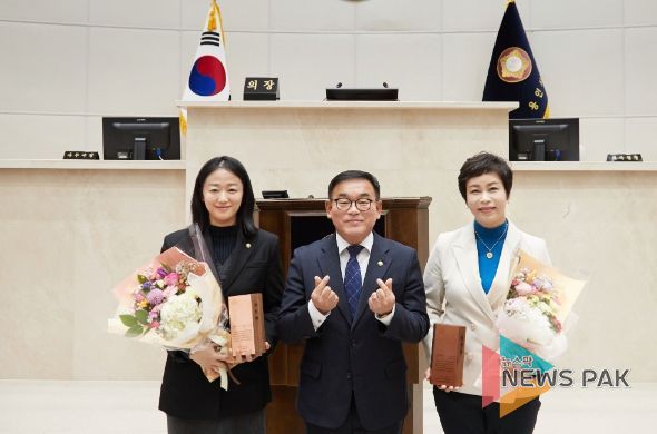 왼쪽부터 기주옥 의원, 윤원균 의장, 황미상 의원