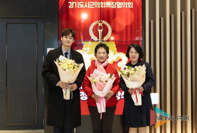 안산시의회 이진분 선현우 황은화 의원이 26일 수원컨벤션센터에서 열린 ‘2023 경기도 시군의회 의정대상 시상식’에서 각각 행정감사와 예산절감, 의정연구발전 분야의 의정활동 우수의원으로 선정돼 상을 받았다. 사진 왼쪽부터 이날 상을 받은 선현우 이진분 황은화 의원의 모습.