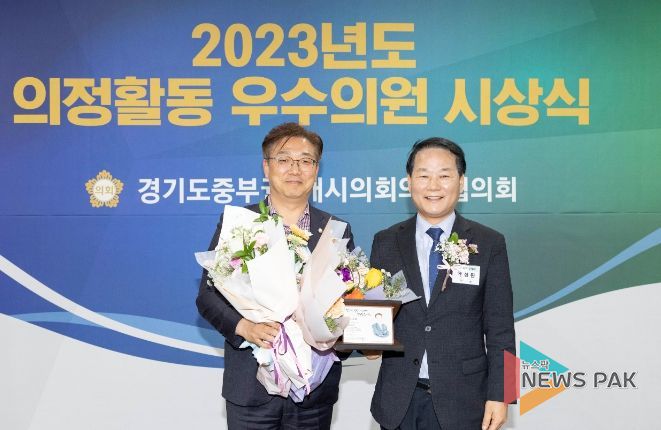 안산시의회 이대구 최찬규 의원이 경기도 중부권7개시의회의장협의회 의정활동 우수의원으로 선정됐다. 사진은 이대구 의원(왼쪽)이 27일 광명시 평생학습원 대강당에서 열린 관련 시상식에서 상을 받고 있는 모습.